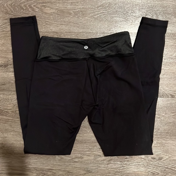 Black Lululemon Leggings size 6 - Picture 3 of 7